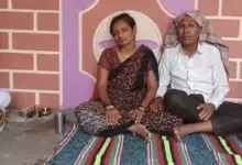 NEET परीक्षा से जुड़े मामले में छात्र की मौत के बाद जांच करती पुलिस और शोक में परिजन।