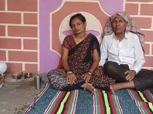 NEET परीक्षा से जुड़े मामले में छात्र की मौत के बाद जांच करती पुलिस और शोक में परिजन।
