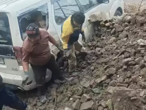 हिमाचल प्रदेश में मानसून के दौरान भारी बारिश और लैंडस्लाइड का सांकेतिक दृश्य।