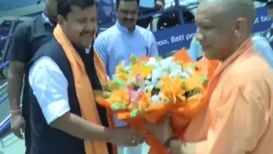 लखनऊ में भाजपा के राष्ट्रीय अध्यक्ष नितिन नवीन के रोड शो के दौरान स्वागत करते मुख्यमंत्री योगी आदित्यनाथ और पार्टी कार्यकर्ता।