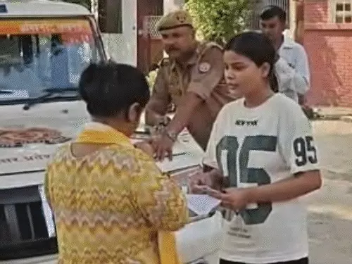लखनऊ में UP-TET 2026 परीक्षा के दौरान परीक्षा केंद्र पर जांच के बाद प्रवेश करते अभ्यर्थियों की सांकेतिक तस्वीर।