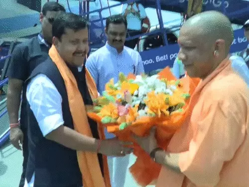 लखनऊ में भाजपा के राष्ट्रीय अध्यक्ष नितिन नवीन के रोड शो के दौरान स्वागत करते मुख्यमंत्री योगी आदित्यनाथ और पार्टी कार्यकर्ता।