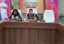 अंबेडकरनगर कलेक्ट्रेट में कोचिंग संस्थानों के पंजीकरण और सुरक्षा नियमों पर आयोजित बैठक का दृश्य।