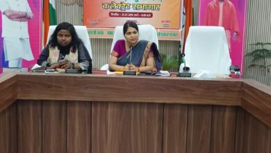 अंबेडकरनगर कलेक्ट्रेट में कोचिंग संस्थानों के पंजीकरण और सुरक्षा नियमों पर आयोजित बैठक का दृश्य।