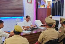 अंबेडकरनगर में टांडा सर्किल के विवेचकों की समीक्षा बैठक की अध्यक्षता करते एएसपी हरेंद्र कुमार।