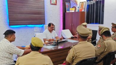 अंबेडकरनगर में टांडा सर्किल के विवेचकों की समीक्षा बैठक की अध्यक्षता करते एएसपी हरेंद्र कुमार।