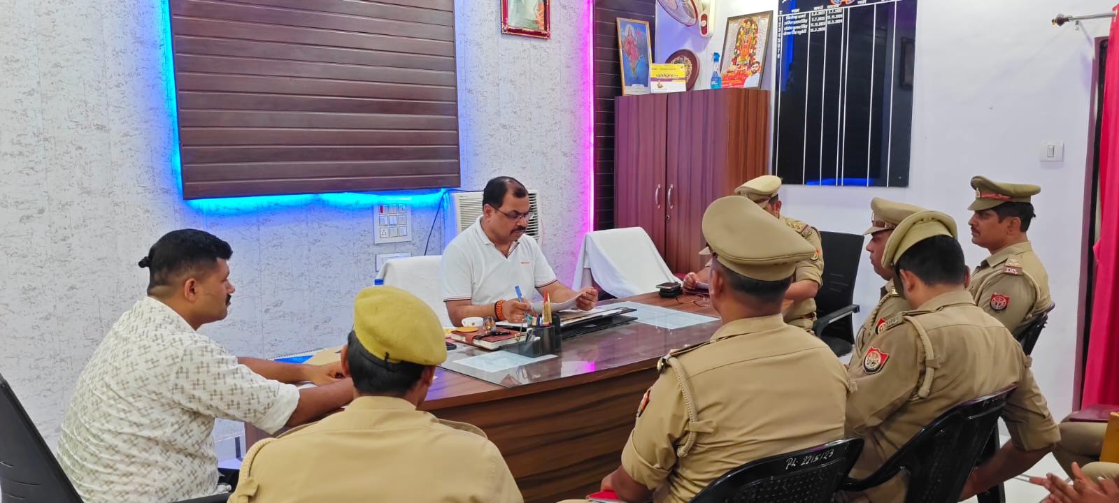 अंबेडकरनगर में टांडा सर्किल के विवेचकों की समीक्षा बैठक की अध्यक्षता करते एएसपी हरेंद्र कुमार।
