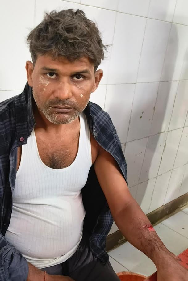 अम्बेडकरनगर के धनुकारा गांव में मेड़ विवाद के बाद पुलिस जांच का प्रतीकात्मक दृश्य।