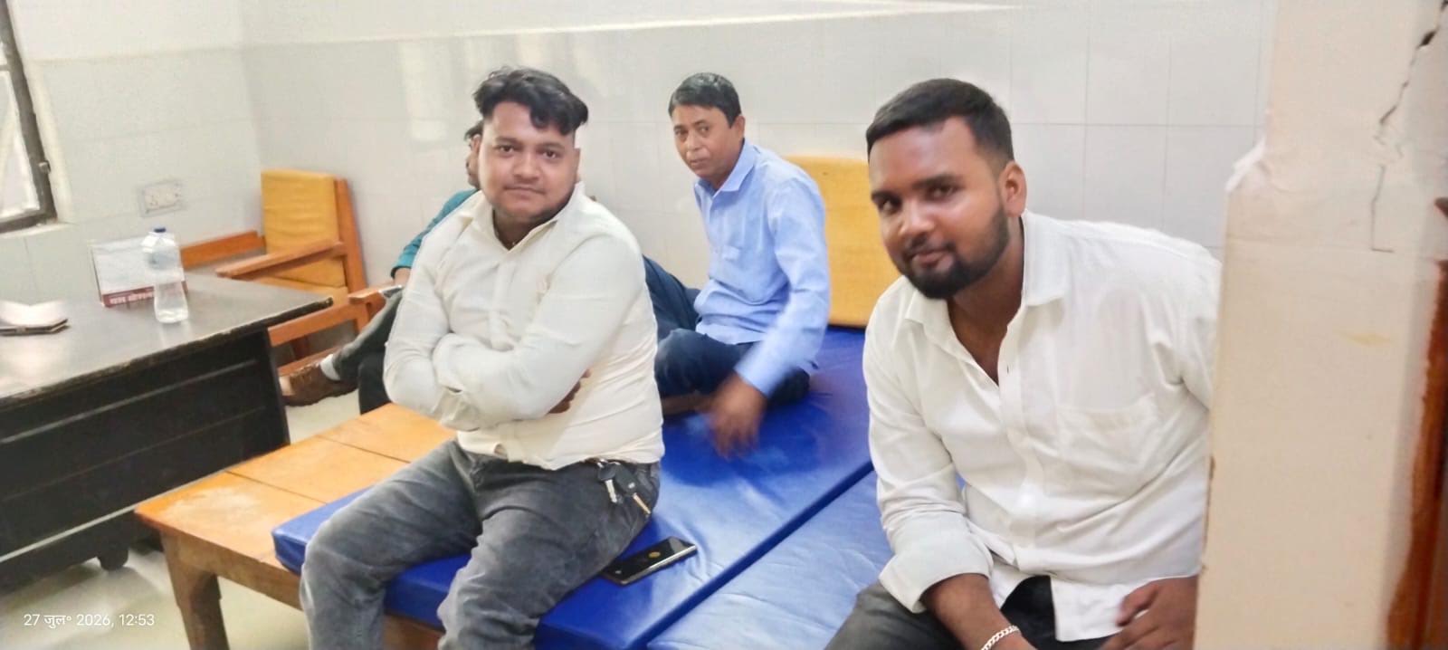 अंबेडकरनगर सीएमओ कार्यालय के वेटिंग रूम से जुड़ा मामला।