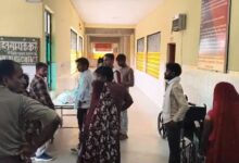 अंबेडकरनगर में किशोरी की मौत के बाद जांच करती पुलिस और स्वास्थ्य विभाग की टीम।