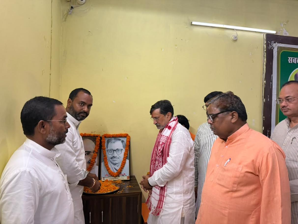 अंबेडकरनगर के भाजपा जिला कार्यालय अटल भवन में संगठनात्मक बैठक को संबोधित करते क्षेत्रीय अध्यक्ष अवधेश द्विवेदी।