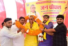 भियांव विकासखंड में जनसंवाद कार्यक्रम के दौरान ग्रामीणों की समस्याएं सुनते ओमप्रकाश राजभर।