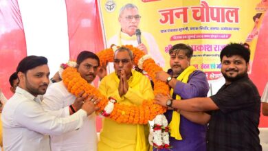 भियांव विकासखंड में जनसंवाद कार्यक्रम के दौरान ग्रामीणों की समस्याएं सुनते ओमप्रकाश राजभर।
