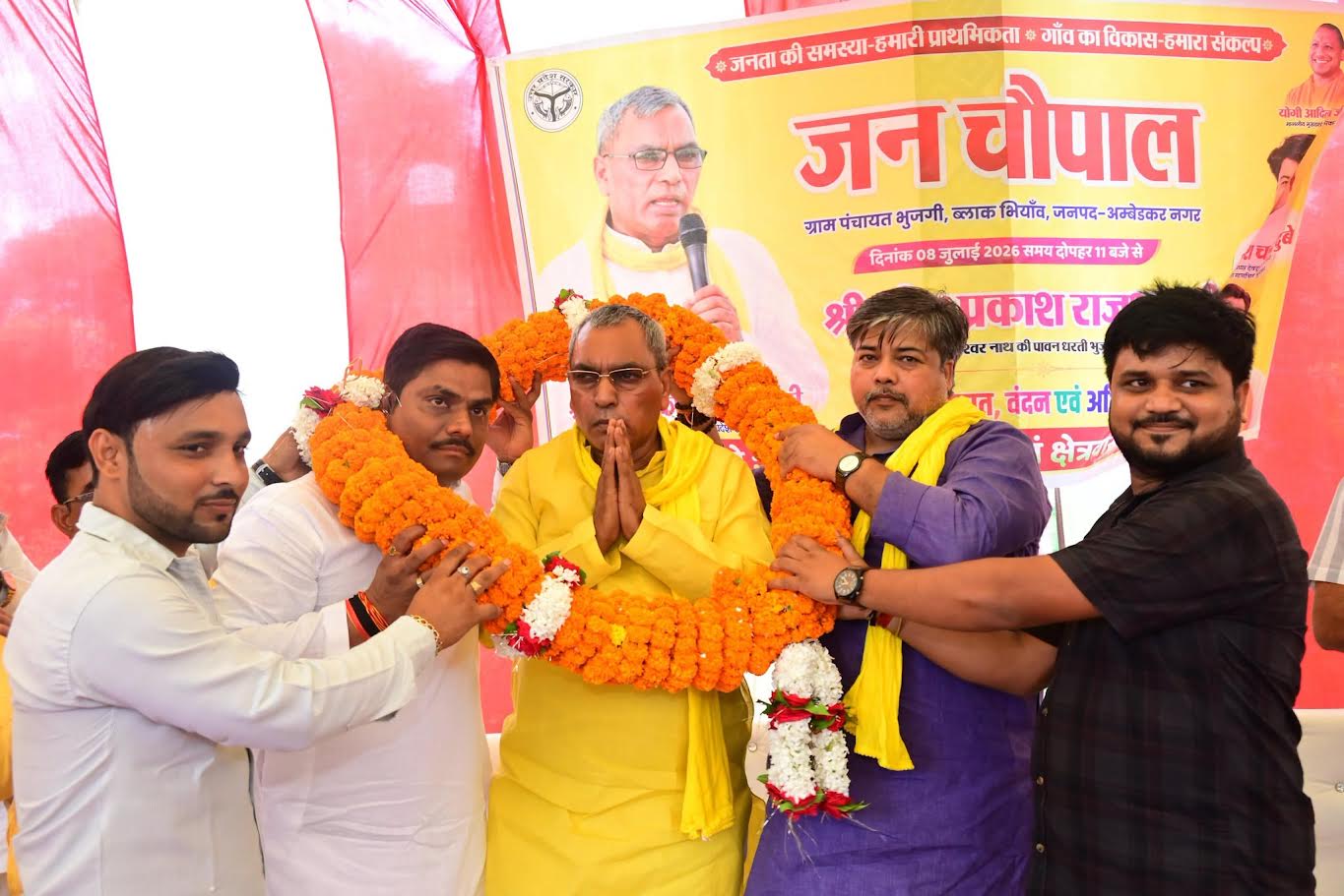 भियांव विकासखंड में जनसंवाद कार्यक्रम के दौरान ग्रामीणों की समस्याएं सुनते ओमप्रकाश राजभर।