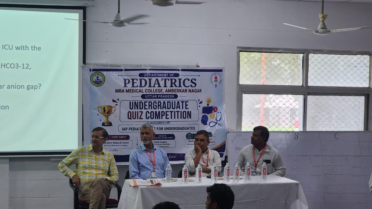 महमाया राजकीय मेडिकल कॉलेज में आयोजित पीडियाट्रिक क्विज प्रतियोगिता में भाग लेते एमबीबीएस छात्र।
