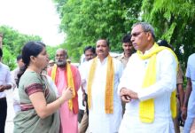 अम्बेडकरनगर में खुरपका-मुंहपका टीकाकरण अभियान के शुभारंभ के दौरान रवाना किए गए टीकाकरण वाहन।