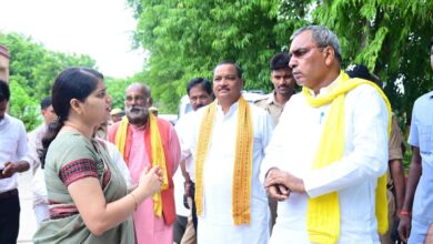 अम्बेडकरनगर में खुरपका-मुंहपका टीकाकरण अभियान के शुभारंभ के दौरान रवाना किए गए टीकाकरण वाहन।
