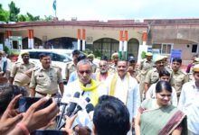 अम्बेडकरनगर दौरे के दौरान पेपर लीक मुद्दे पर मीडिया से बातचीत करते मंत्री ओम प्रकाश राजभर।