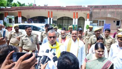 अम्बेडकरनगर दौरे के दौरान पेपर लीक मुद्दे पर मीडिया से बातचीत करते मंत्री ओम प्रकाश राजभर।