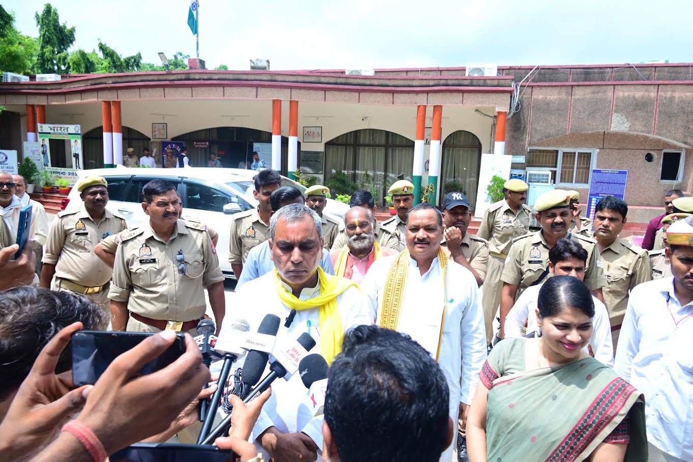 अम्बेडकरनगर दौरे के दौरान पेपर लीक मुद्दे पर मीडिया से बातचीत करते मंत्री ओम प्रकाश राजभर।