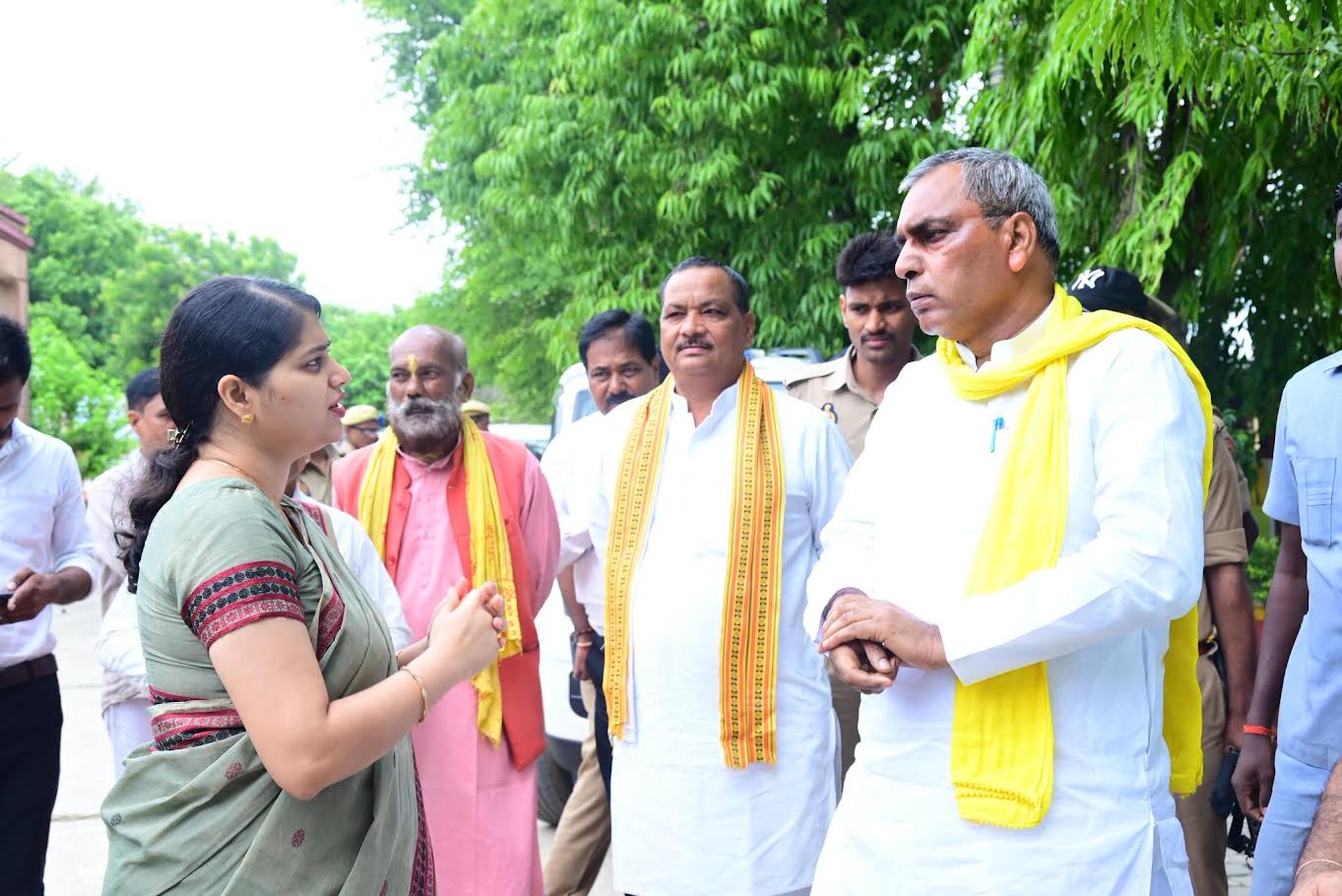 अम्बेडकरनगर में खुरपका-मुंहपका टीकाकरण अभियान के शुभारंभ के दौरान रवाना किए गए टीकाकरण वाहन।