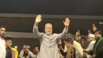 सहारनपुर में आयोजित जनसभा के दौरान मंच से संबोधन देते एआईएमआईएम प्रमुख असदुद्दीन ओवैसी।