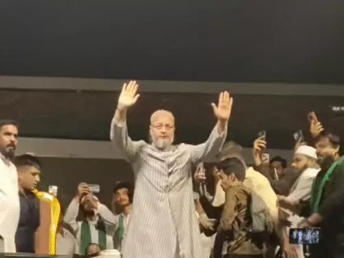 सहारनपुर में आयोजित जनसभा के दौरान मंच से संबोधन देते एआईएमआईएम प्रमुख असदुद्दीन ओवैसी।