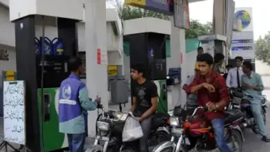 पाकिस्तान के पेट्रोल पंप पर ईंधन भरवाते वाहन, जहां पेट्रोल और डीजल की नई कीमतें लागू हुई हैं।