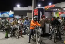 पाकिस्तान के पेट्रोल पंप पर पेट्रोल और डीजल की नई कीमतों का प्रतीकात्मक दृश्य।