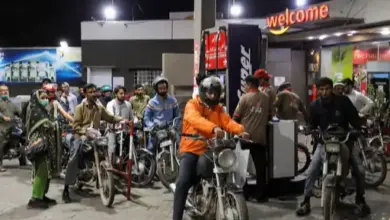 पाकिस्तान के पेट्रोल पंप पर पेट्रोल और डीजल की नई कीमतों का प्रतीकात्मक दृश्य।