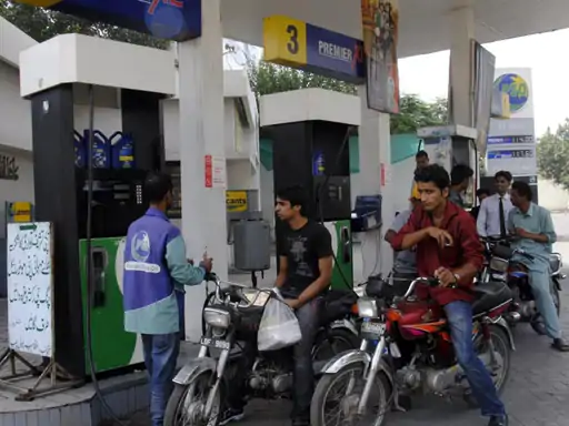 पाकिस्तान के पेट्रोल पंप पर ईंधन भरवाते वाहन, जहां पेट्रोल और डीजल की नई कीमतें लागू हुई हैं।