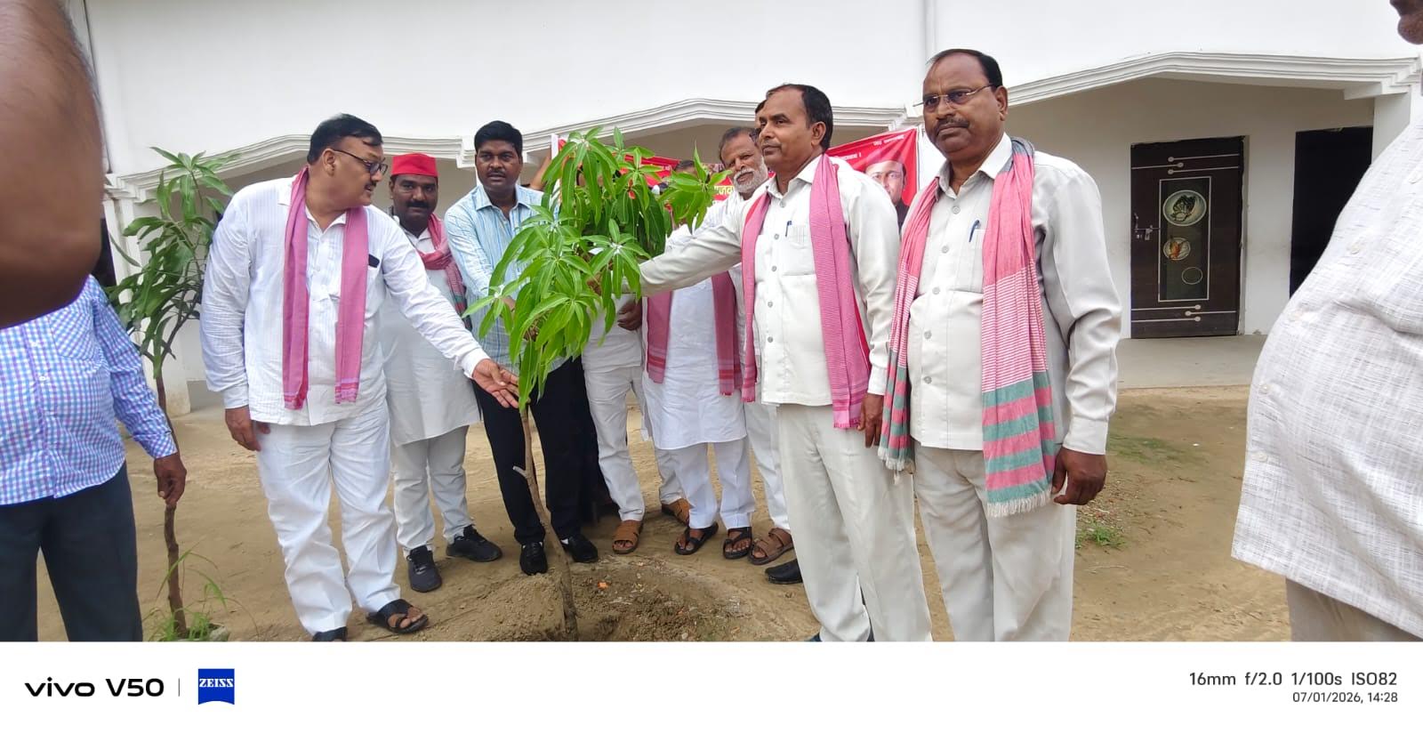 अखिलेश यादव के जन्मदिन पर सपा का वृक्षारोपण अभियान
