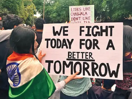 पेपर लीक रोकने के लिए प्रस्तावित संशोधन विधेयक पर चर्चा का प्रतीकात्मक दृश्य।