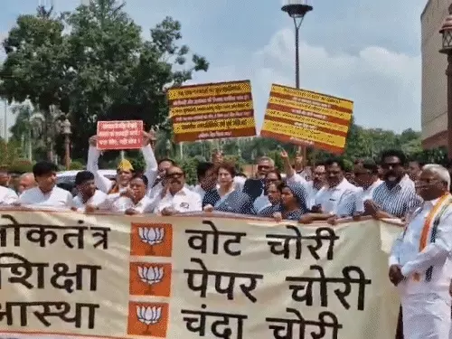 लोकसभा में पेपर लीक संशोधन बिल पर हंगामे के दौरान सदन की कार्यवाही।