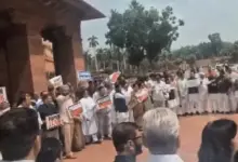 संसद भवन के बाहर प्रदर्शन करते NDA और विपक्षी सांसद, नारेबाजी के दौरान मौजूद सुरक्षाकर्मी।