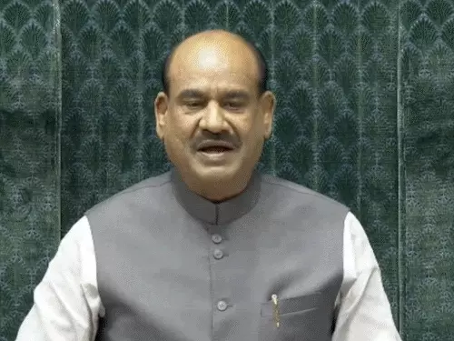 लोकसभा और राज्यसभा में हंगामे के दौरान संसद की कार्यवाही।