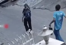 पटियाला में गली से गुजर रही छात्रा पर पीछे से हमला करता आरोपी युवक, CCTV फुटेज का दृश्य।
