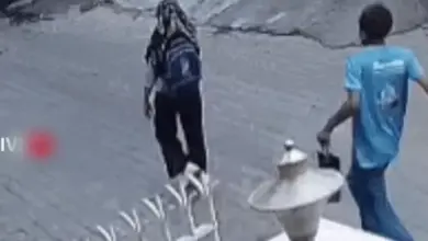पटियाला में गली से गुजर रही छात्रा पर पीछे से हमला करता आरोपी युवक, CCTV फुटेज का दृश्य।