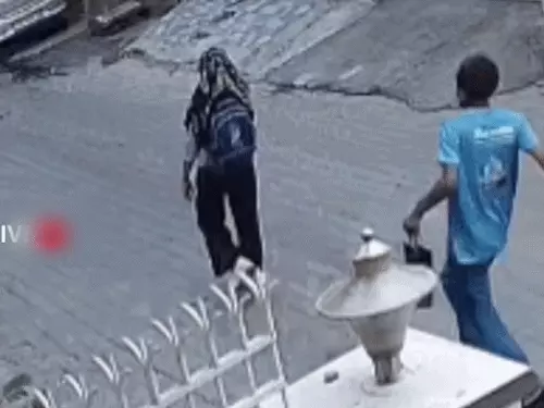 पटियाला में गली से गुजर रही छात्रा पर पीछे से हमला करता आरोपी युवक, CCTV फुटेज का दृश्य।