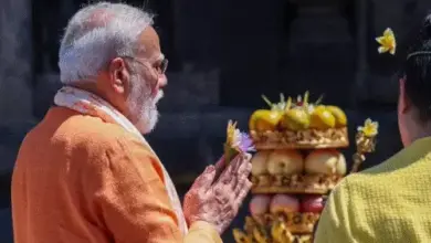 इंडोनेशिया के प्रम्बानन हिंदू मंदिर में दर्शन करते प्रधानमंत्री नरेंद्र मोदी और राष्ट्रपति प्रबोवो सुबियांतो।