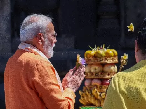 इंडोनेशिया के प्रम्बानन हिंदू मंदिर में दर्शन करते प्रधानमंत्री नरेंद्र मोदी और राष्ट्रपति प्रबोवो सुबियांतो।