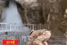 अमरनाथ गुफा में प्राकृतिक रूप से बने पवित्र हिम शिवलिंग का दर्शन करते श्रद्धालुओं का दृश्य।