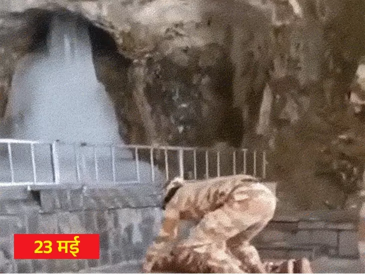 अमरनाथ गुफा में प्राकृतिक रूप से बने पवित्र हिम शिवलिंग का दर्शन करते श्रद्धालुओं का दृश्य।