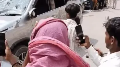 प्रयागराज में प्रदर्शन के दौरान हुई तोड़फोड़ मामले में पुलिस कार्रवाई का प्रतीकात्मक दृश्य।