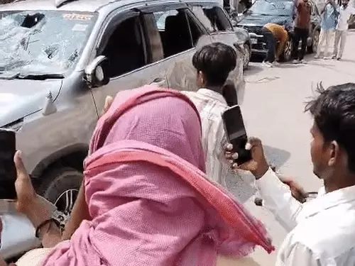 प्रयागराज में प्रदर्शन के दौरान हुई तोड़फोड़ मामले में पुलिस कार्रवाई का प्रतीकात्मक दृश्य।