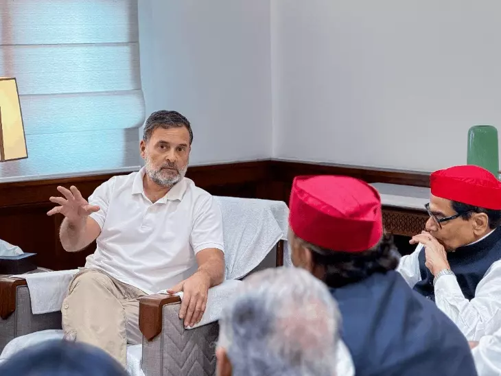 प्रेस कॉन्फ्रेंस के दौरान NEET पेपर लीक और शिक्षा व्यवस्था पर बयान देते राहुल गांधी।