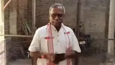 राम मंदिर चढ़ावा चोरी मामले के आरोपी गोपाल राव के खिलाफ फ्लाइट में यात्रियों द्वारा नारेबाजी से जुड़ा सांकेतिक दृश्य।