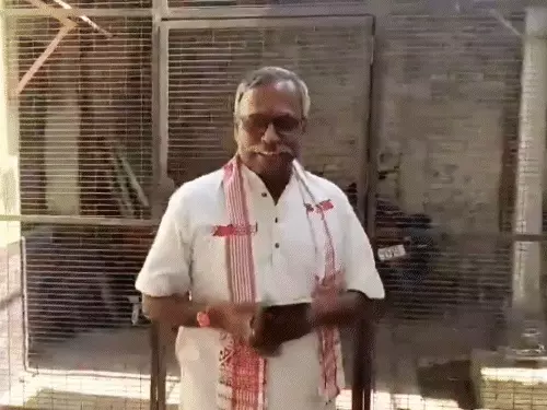 राम मंदिर चढ़ावा चोरी मामले के आरोपी गोपाल राव के खिलाफ फ्लाइट में यात्रियों द्वारा नारेबाजी से जुड़ा सांकेतिक दृश्य।