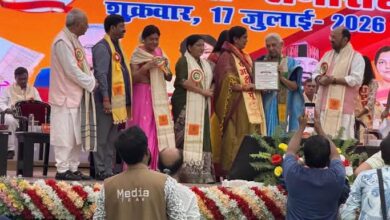 उत्तर प्रदेश राजर्षि टंडन मुक्त विश्वविद्यालय के दीक्षांत समारोह में रम्या सिंह की ओर से स्वर्ण पदक ग्रहण करतीं डॉ. रंजना सिंह।