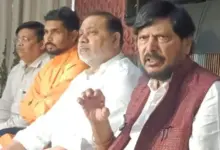 उत्तर प्रदेश विधानसभा चुनाव को लेकर लखनऊ में मीडिया से बातचीत करते डॉ. रामदास आठवले।